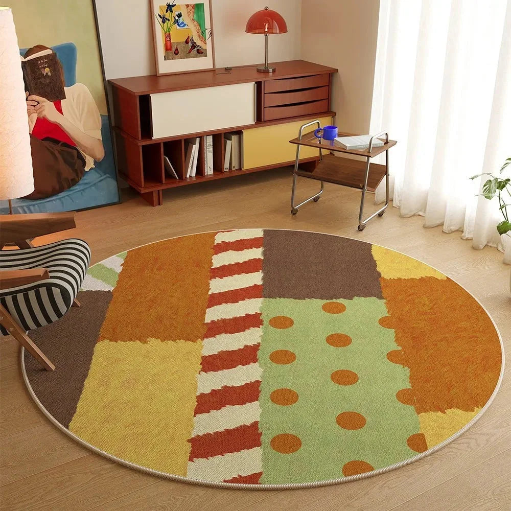 Tapis rond patchwork ensoleillé multicolore dans un salon méditerranéen lumineux