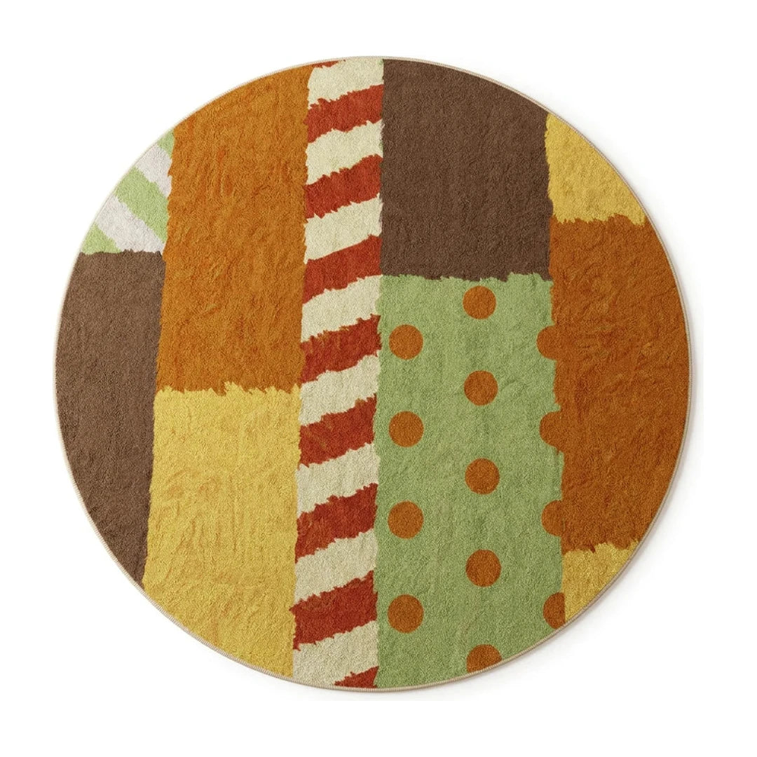 Tapis rond patchwork ensoleillé multicolore, vue de dessus sur fond blanc