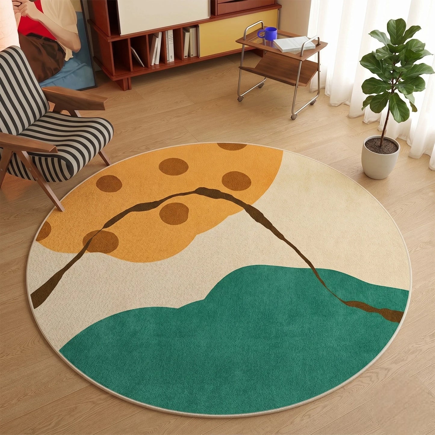 Détail du motif soleil ocre et collines vertes du tapis rond paysage abstrait multicolore