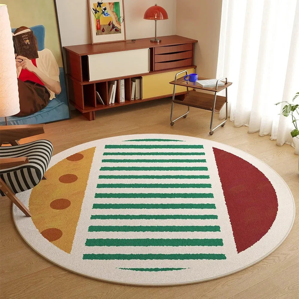 Tapis rond rayures graphiques multicolore dans un salon vintage avec mobilier en teck