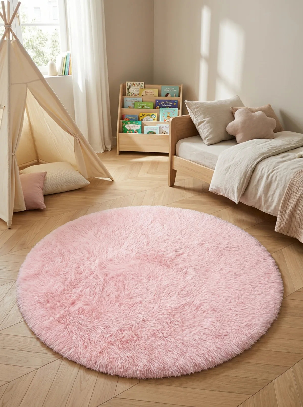Tapis rond rose poil long dans une chambre d'enfant