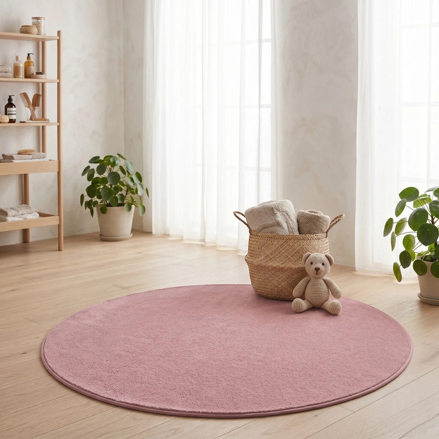 Tapis rond rose poudré peluche douce dans un salon scandinave avec parquet point de Hongrie