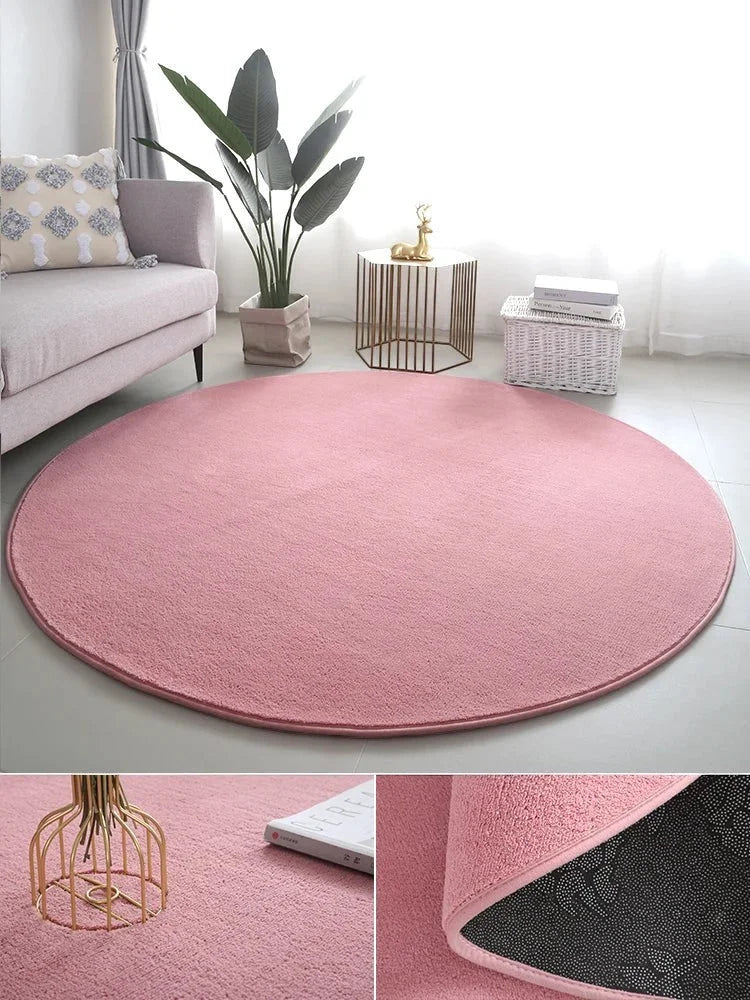 Rendu final du tapis rond rose poudré peluche douce sous fauteuil contemporain