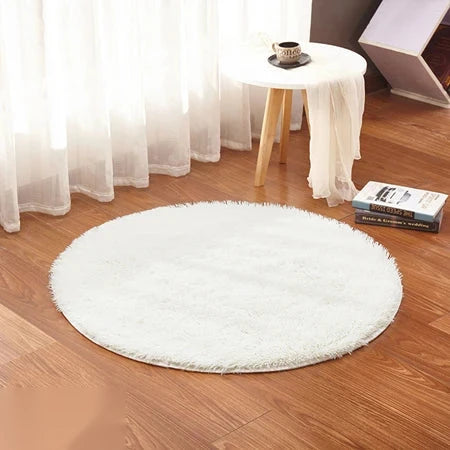 Photo originale du tapis rond moelleux blanc crème dans un salon, sur parquet bois clair