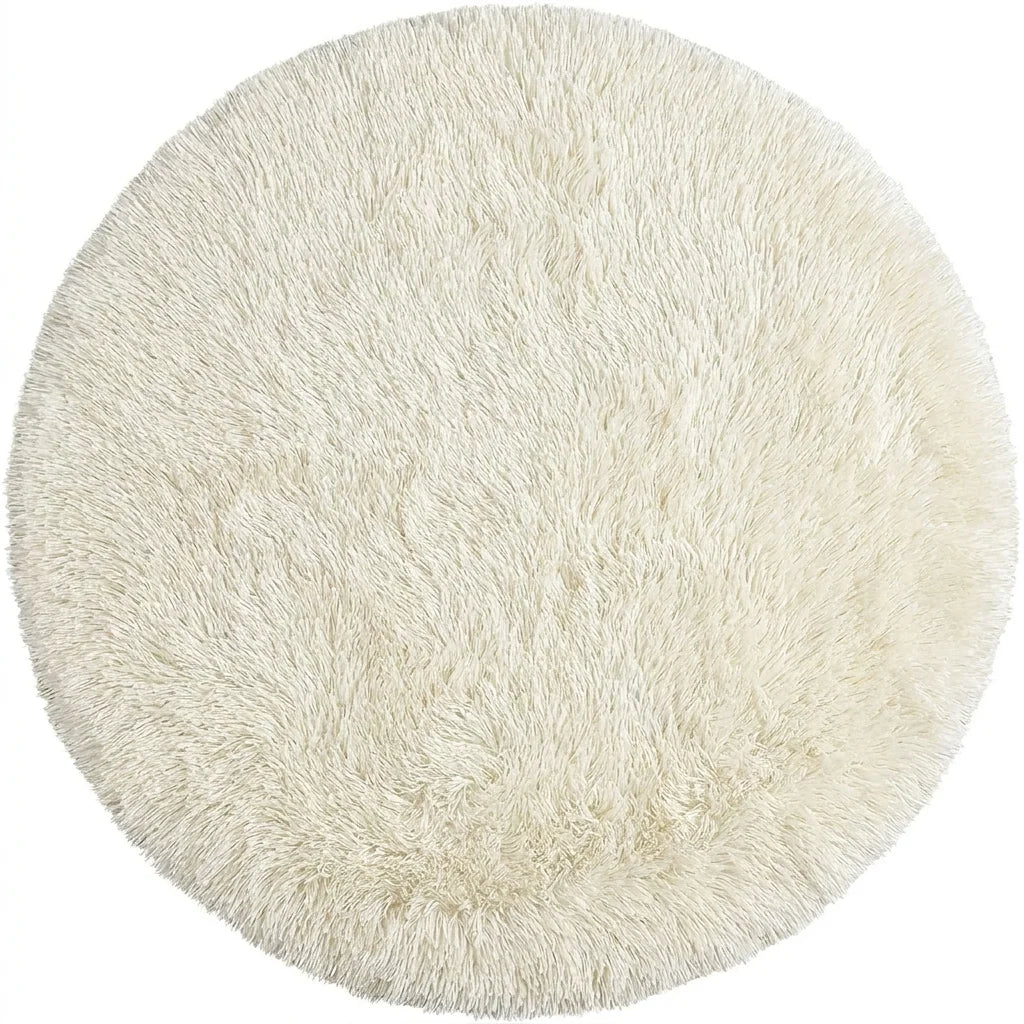 Vue studio du tapis rond salle de bain moelleux blanc crème sur fond blanc, peluche dense poil long