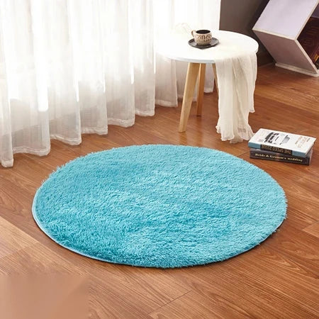 Photo originale du tapis rond moelleux bleu canard dans un salon, sur parquet bois clair