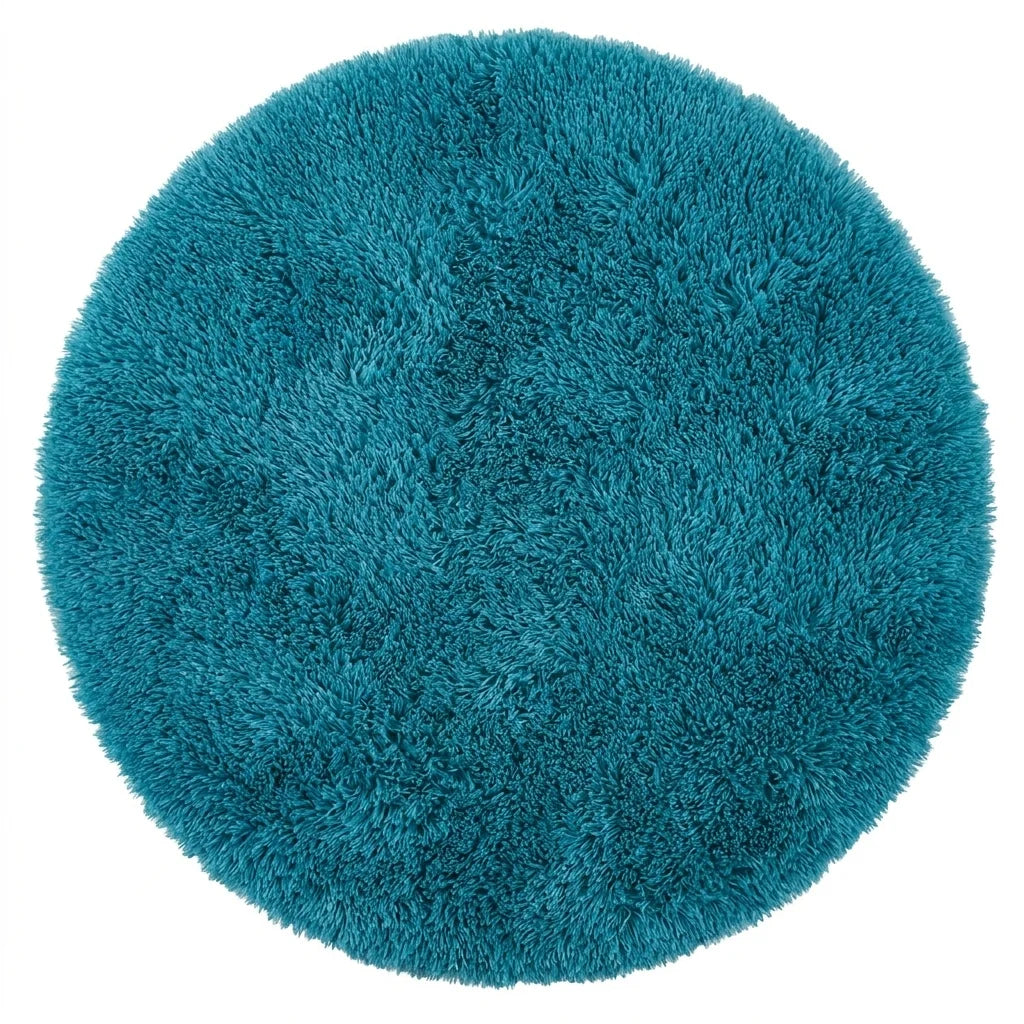 Vue studio du tapis rond salle de bain moelleux bleu canard sur fond blanc, peluche dense poil long