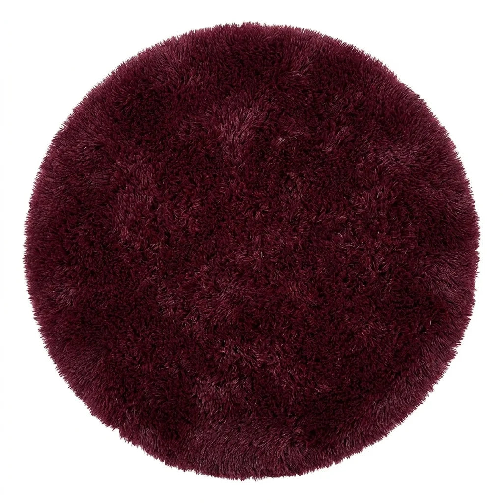 Vue studio du tapis rond salle de bain moelleux rouge bordeaux sur fond blanc, peluche dense poil long