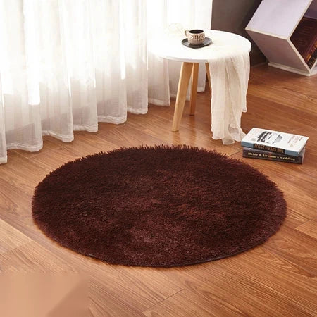 Photo originale du tapis rond moelleux brun café dans un salon, sur parquet bois clair