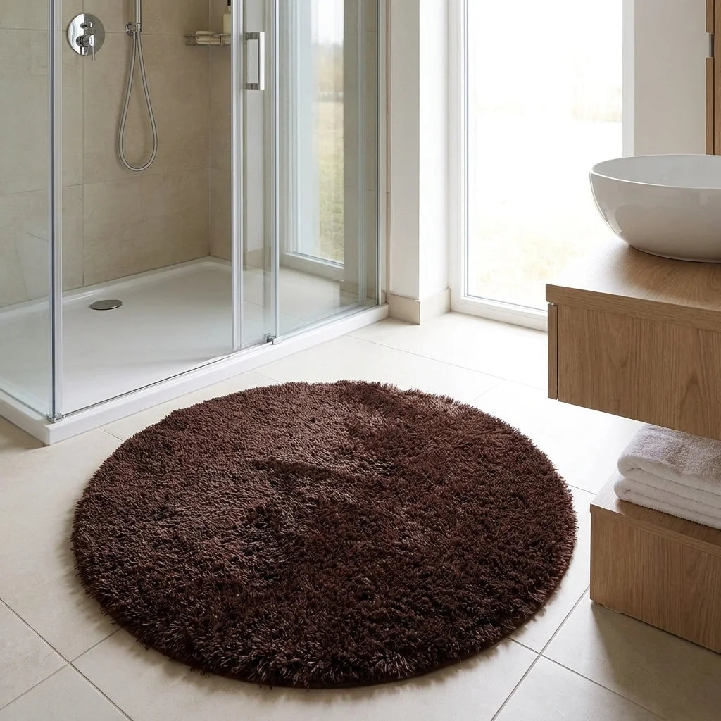 Tapis rond salle de bain moelleux brun café en sortie de douche italienne, vasque blanche et meuble bois clair