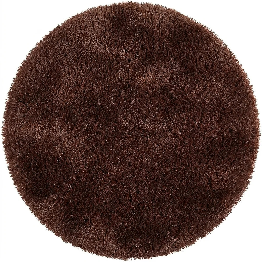 Vue studio du tapis rond salle de bain moelleux brun café sur fond blanc, peluche dense poil long