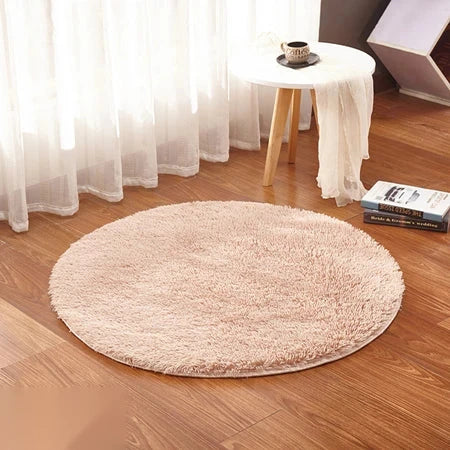 Photo originale du tapis rond moelleux camel dans un salon, sur parquet bois clair