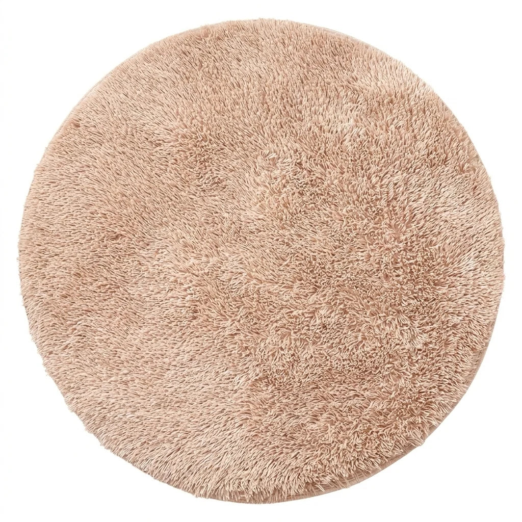 Vue studio du tapis rond salle de bain moelleux camel sur fond blanc, peluche dense poil long