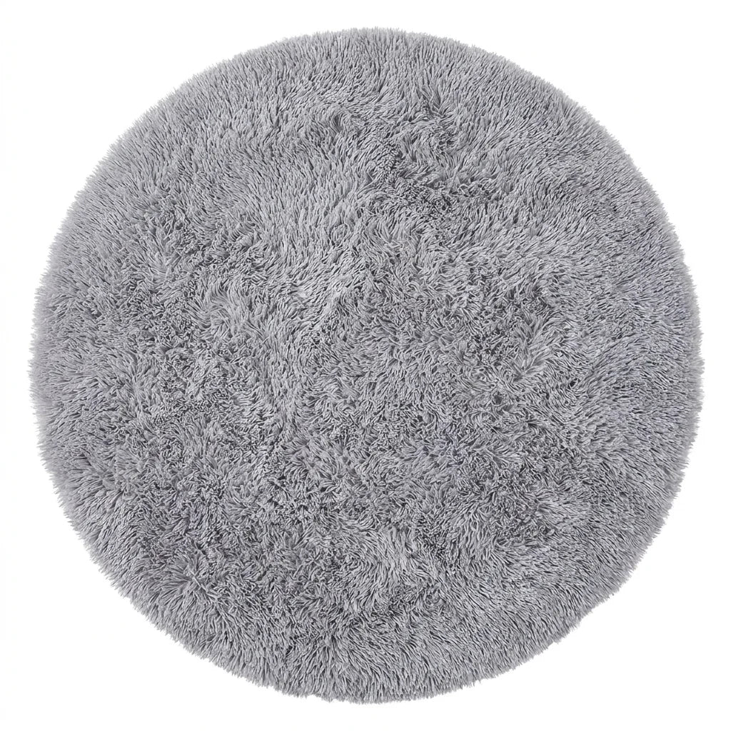 Vue studio du tapis rond salle de bain moelleux gris perle sur fond blanc, peluche dense poil long