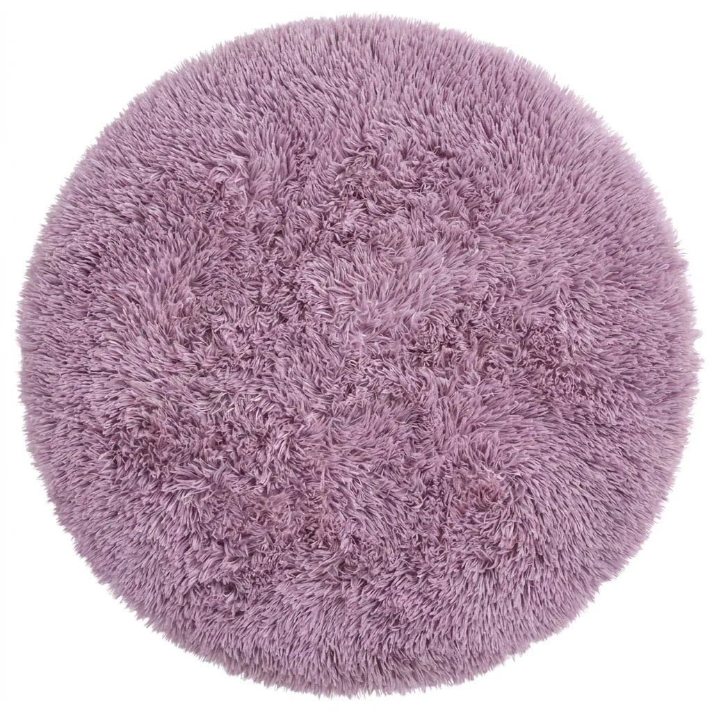 Vue studio du tapis rond salle de bain moelleux mauve lavande sur fond blanc, peluche dense poil long
