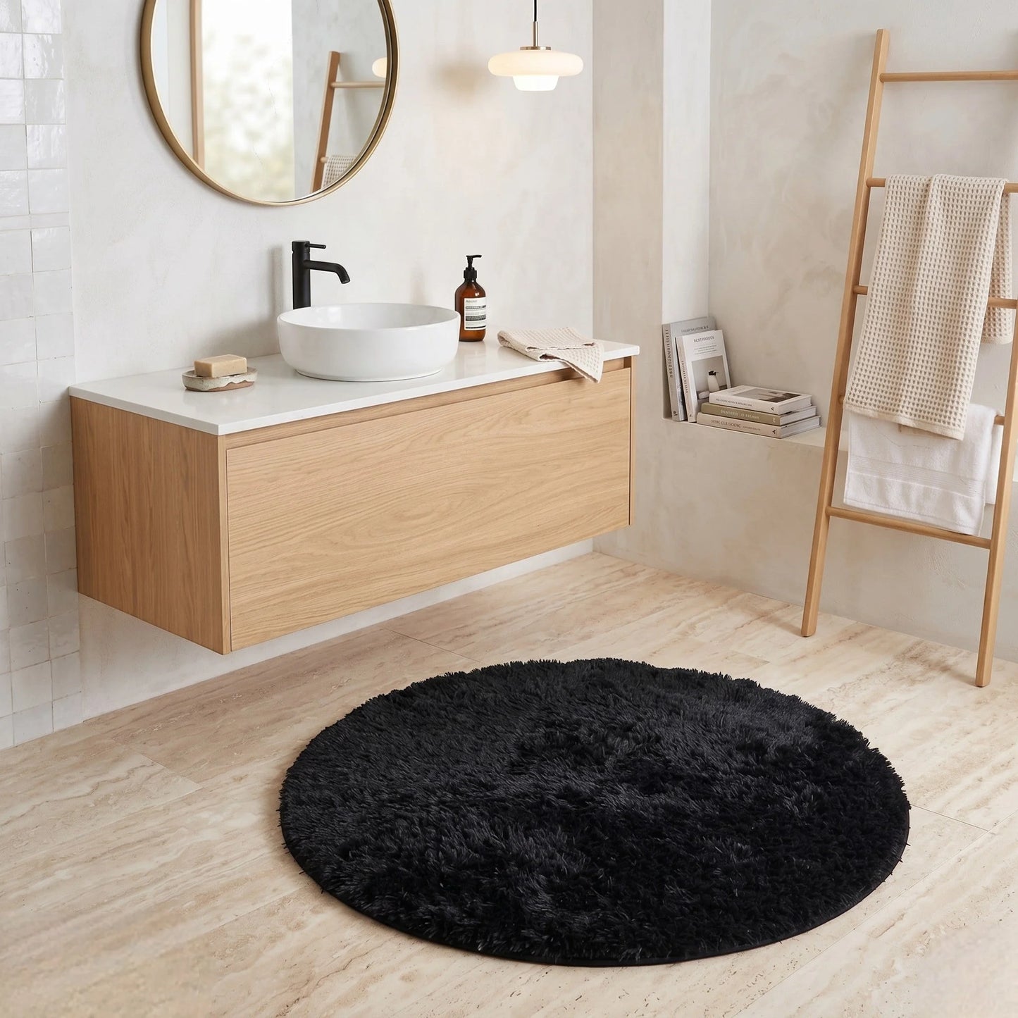 Tapis rond salle de bain moelleux noir dans une salle de bain premium avec miroir laiton, carrelage métro blanc et échelle porte-serviettes