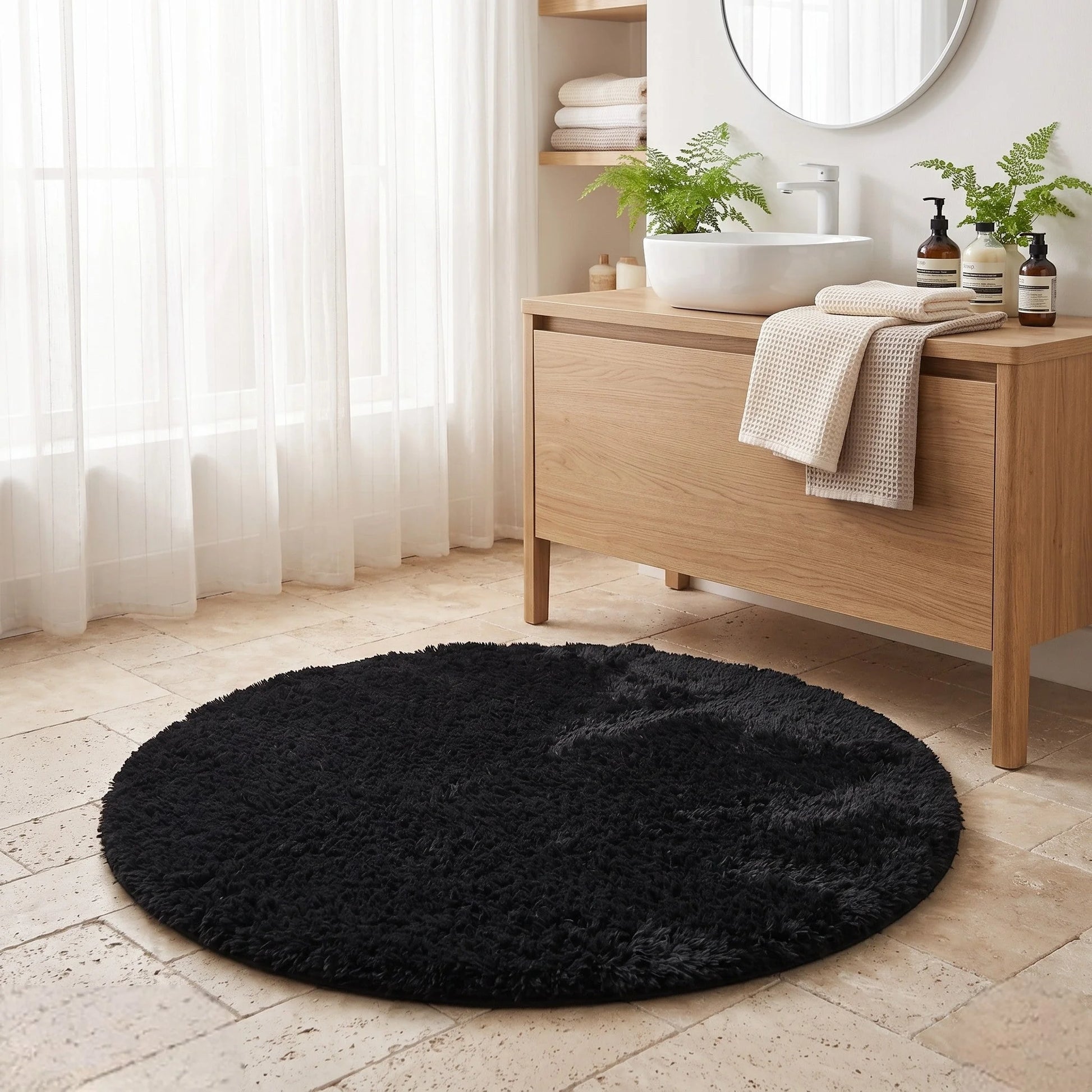 Tapis rond salle de bain moelleux noir dans une salle de bain minimaliste avec vasque blanche et meuble en bois clair