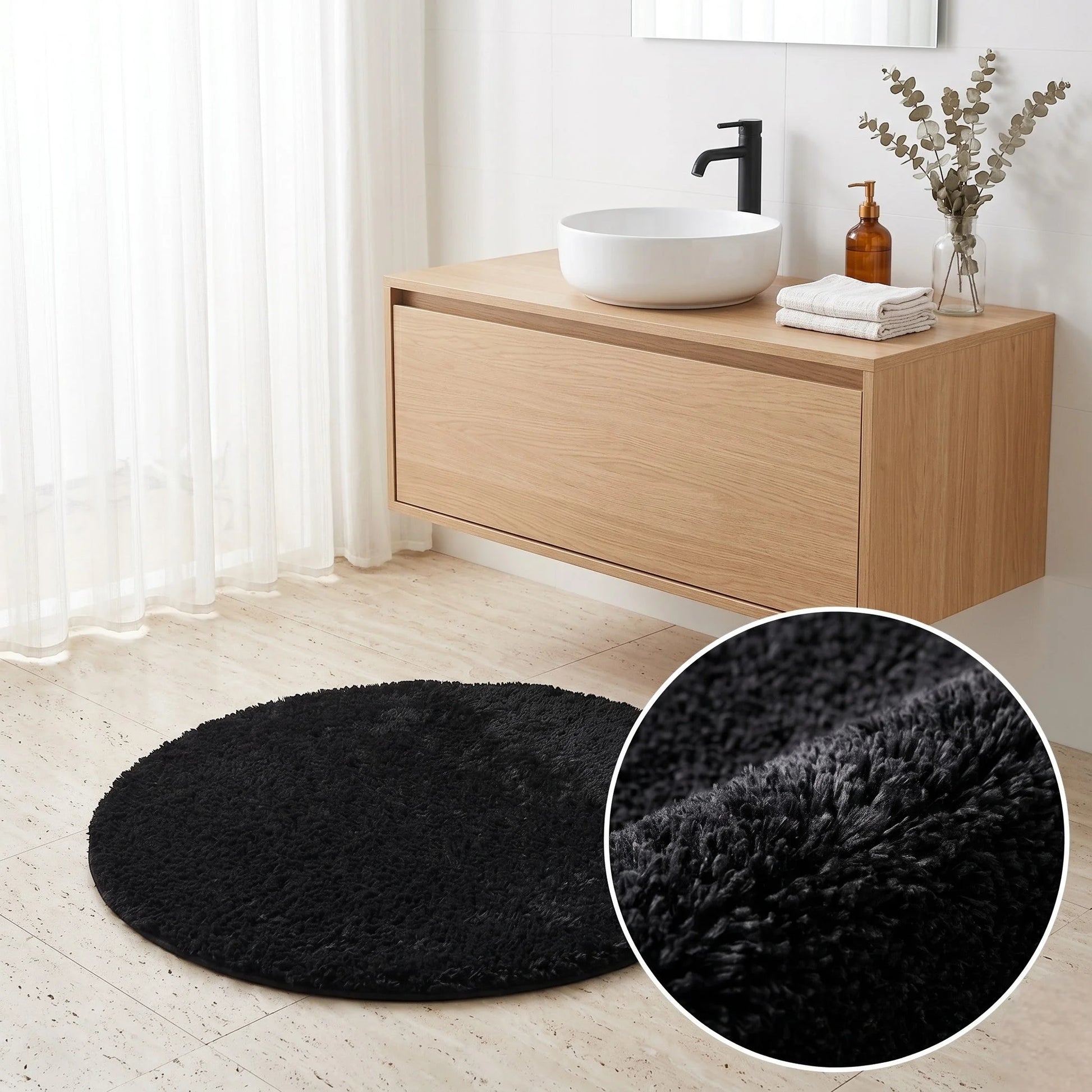 Tapis rond salle de bain moelleux noir devant un meuble de vasque en bois, avec close-up de la peluche poil long