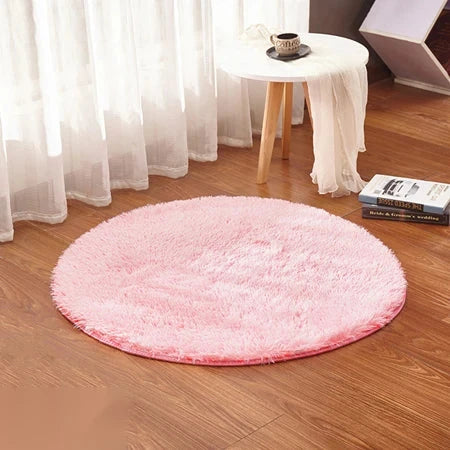 Photo originale du tapis rond moelleux rose pâle dans un salon, sur parquet bois clair