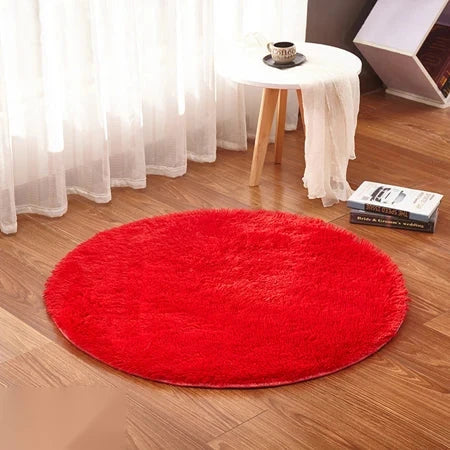 Photo originale du tapis rond moelleux rouge dans un salon, sur parquet bois clair