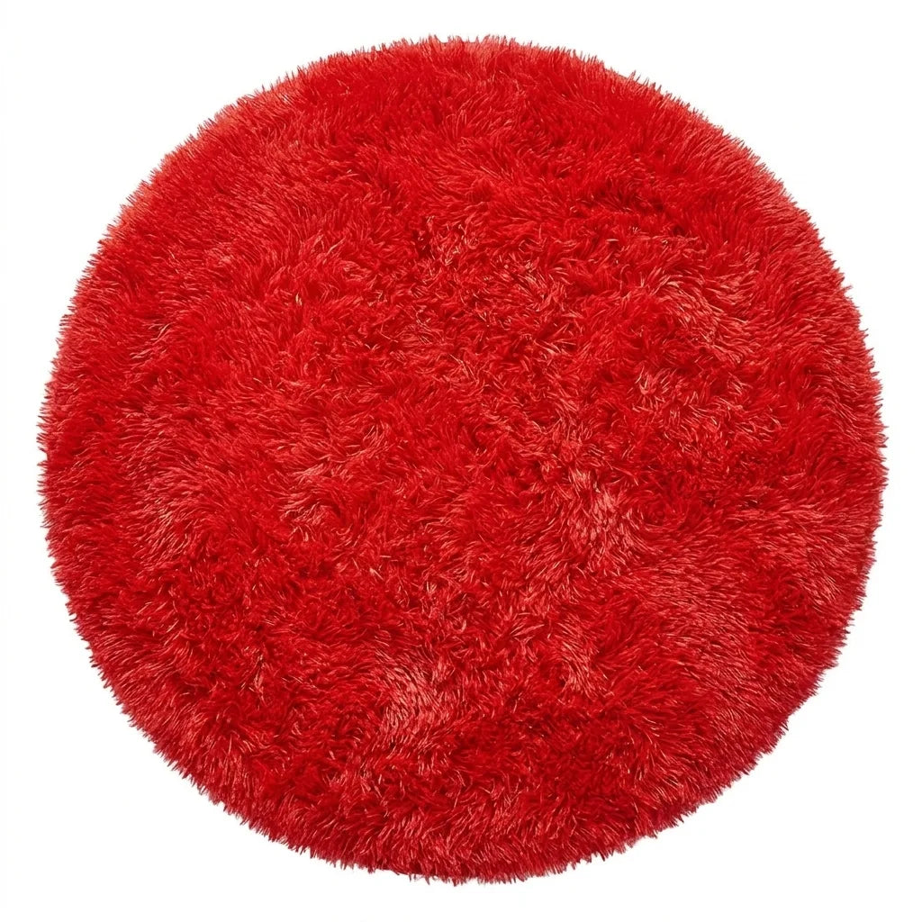 Vue studio du tapis rond salle de bain moelleux rouge sur fond blanc, peluche dense poil long