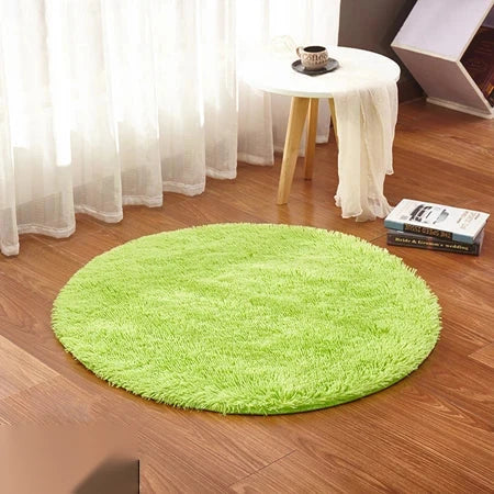 Photo originale du tapis rond moelleux vert pomme dans un salon, sur parquet bois clair