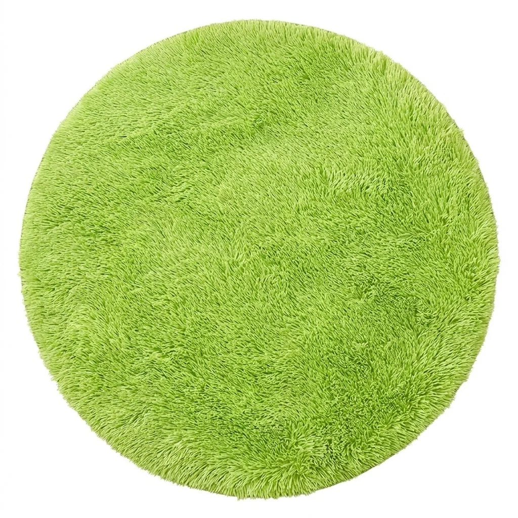 Vue studio du tapis rond salle de bain moelleux vert pomme sur fond blanc, peluche dense poil long
