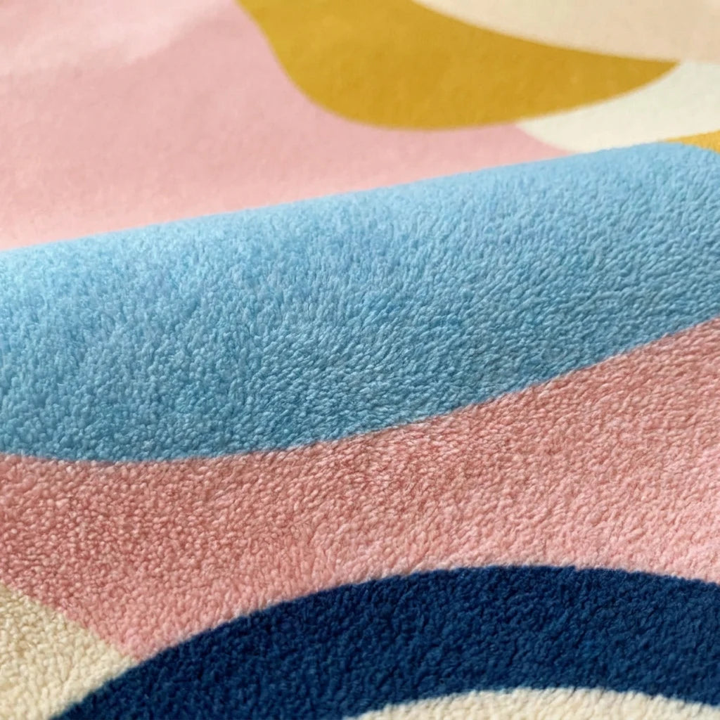 Velours court imprimé du tapis rond rose pastel vu de près