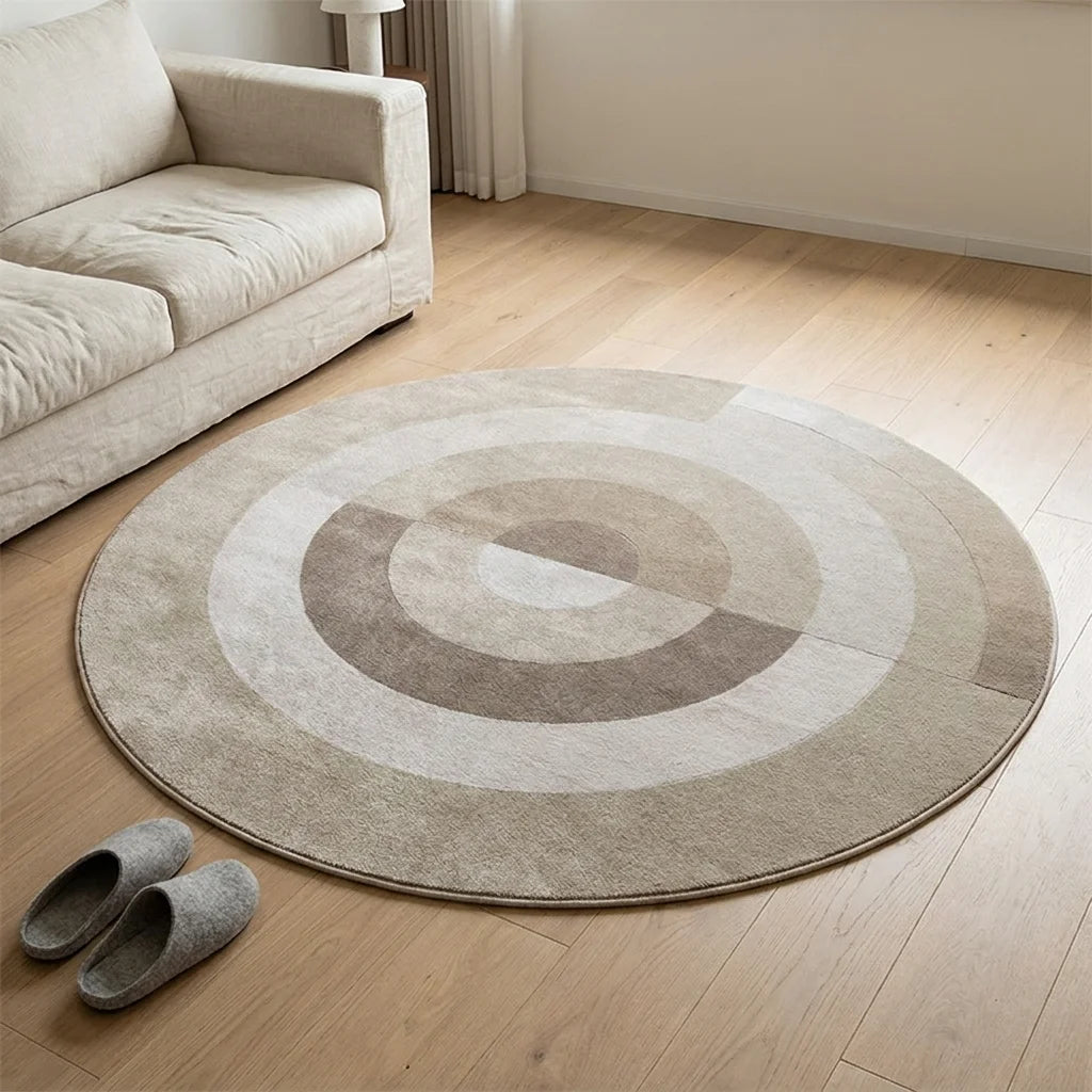 Tapis rond salon cercles concentriques beige taupe vu en perspective cavalière depuis hauteur, dans un salon clair