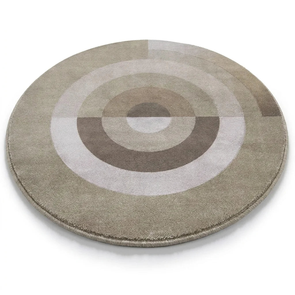 Vue studio du tapis rond salon cercles concentriques beige taupe, fond blanc, épaisseur visible