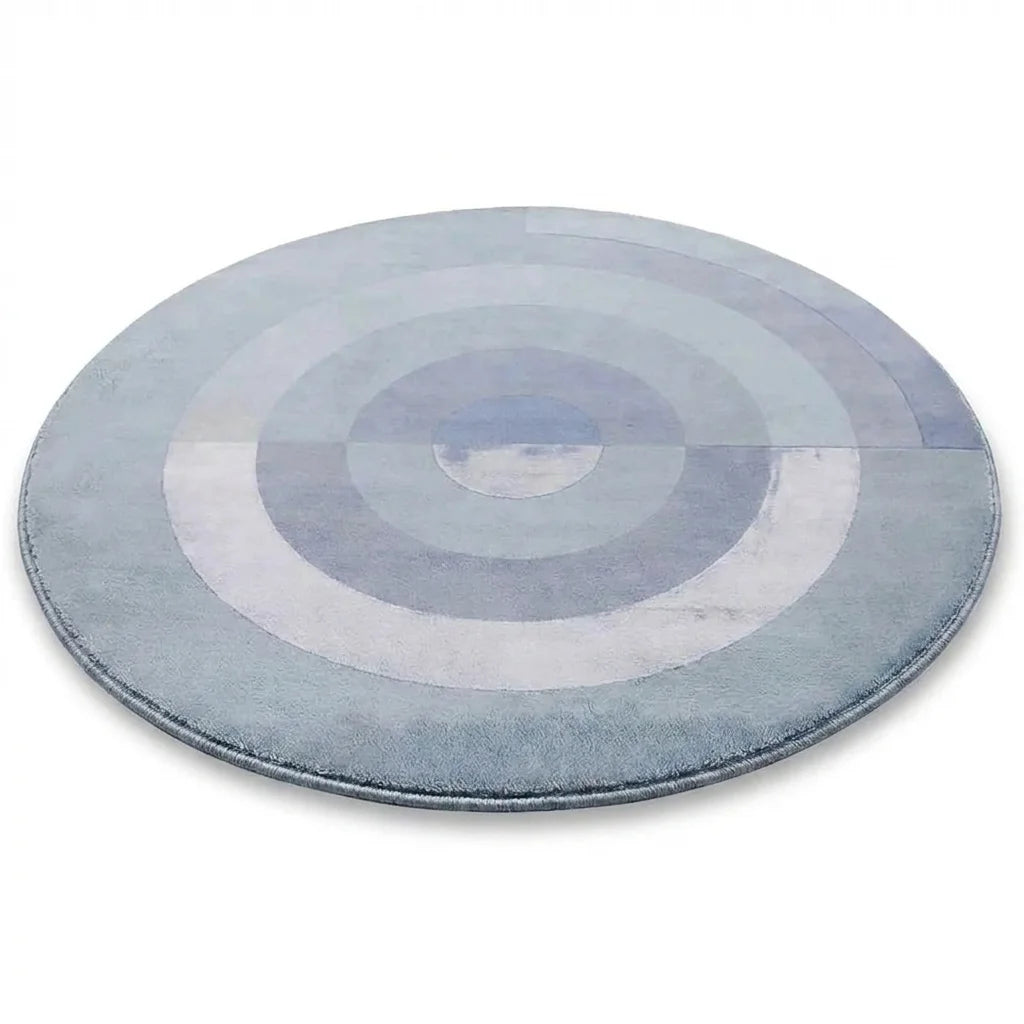 Vue studio du tapis rond salon cercles concentriques bleu gris, fond blanc, épaisseur visible