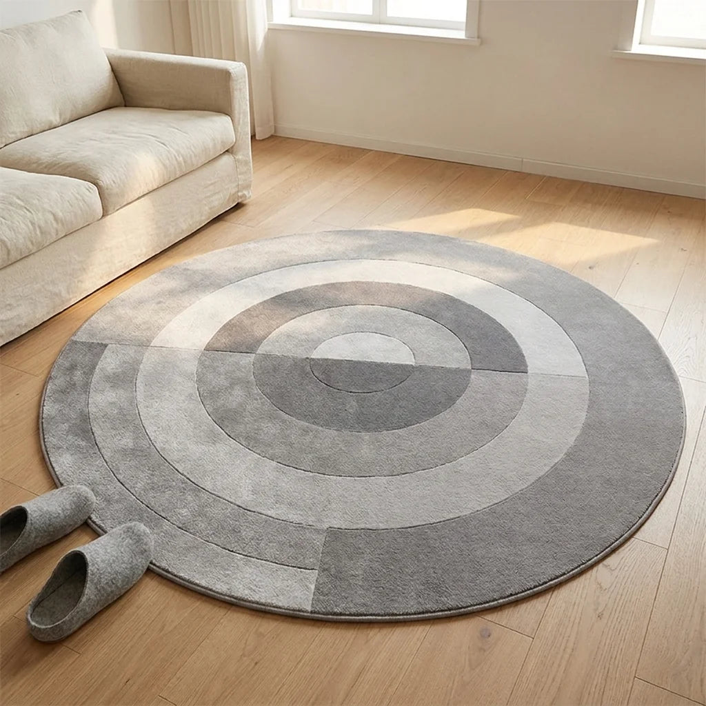 Tapis rond salon cercles concentriques gris vu en perspective cavalière depuis hauteur, dans un salon clair