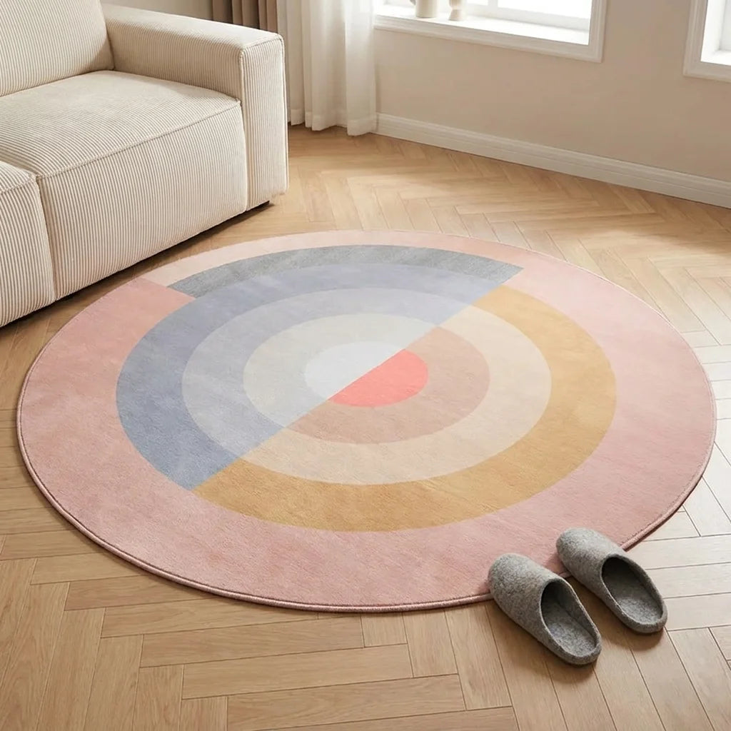 Tapis rond salon cercles concentriques rose poudré vu en perspective cavalière depuis hauteur, dans un salon clair
