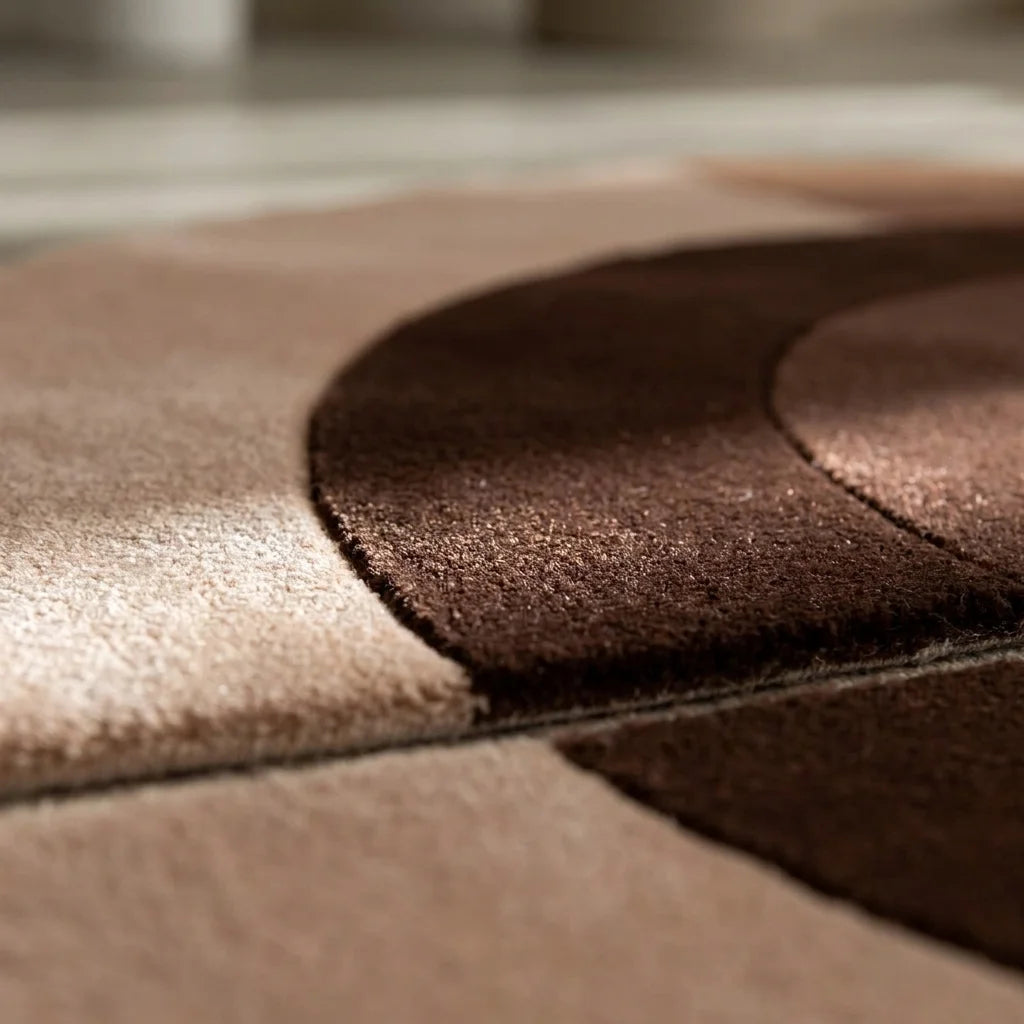 Macro du bord du tapis rond salon cercles concentriques terracotta, épaisseur et texture peluche velours