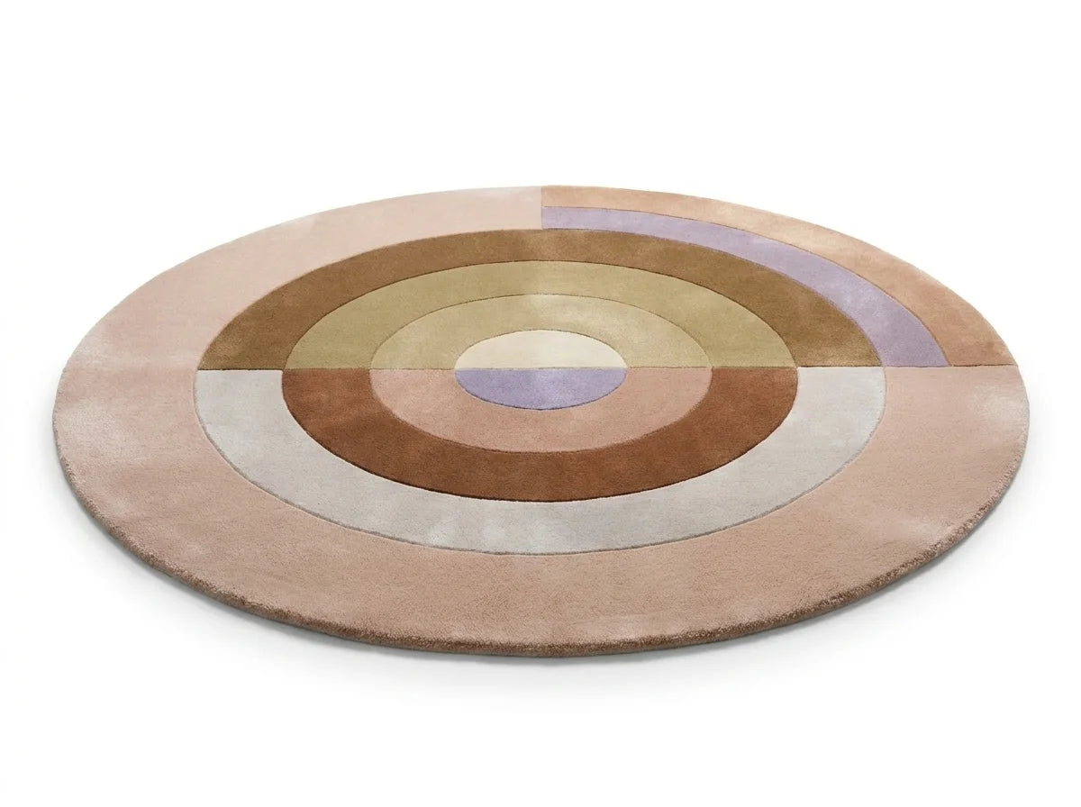 Vue studio du tapis rond salon cercles concentriques terracotta, fond blanc, épaisseur visible