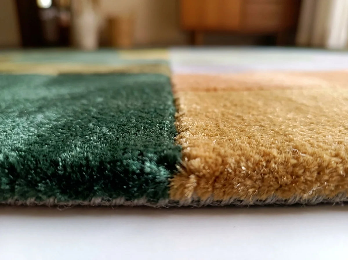 Macro du bord du tapis rond salon cercles concentriques vert forêt, épaisseur et texture peluche velours