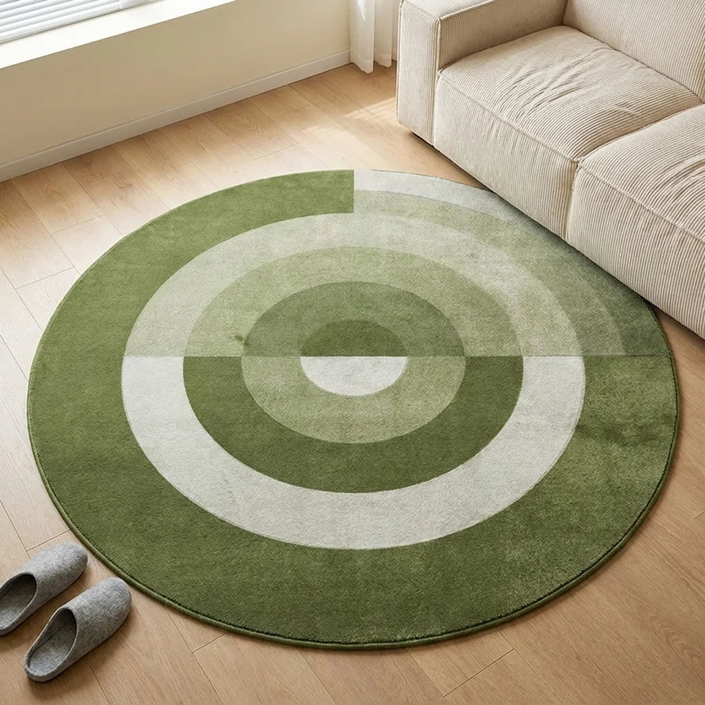 Tapis rond salon cercles concentriques vert sauge vu en perspective cavalière depuis hauteur, dans un salon clair
