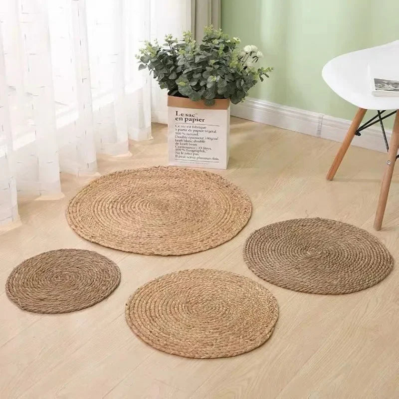 Variante spirale tressée : quatre tapis ronds rotin de tailles différentes avec chaise Eames et plante en sac papier