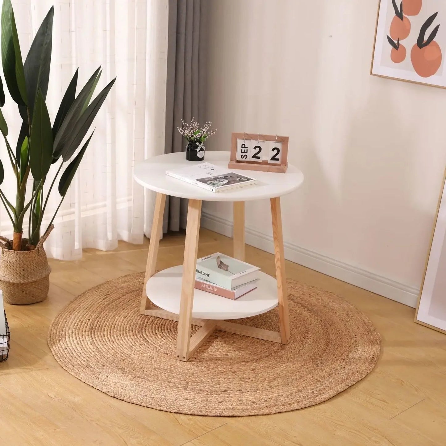 Variante spirale tressée : tapis rond rotin sous une table basse blanche avec calendrier perpétuel et plante banane