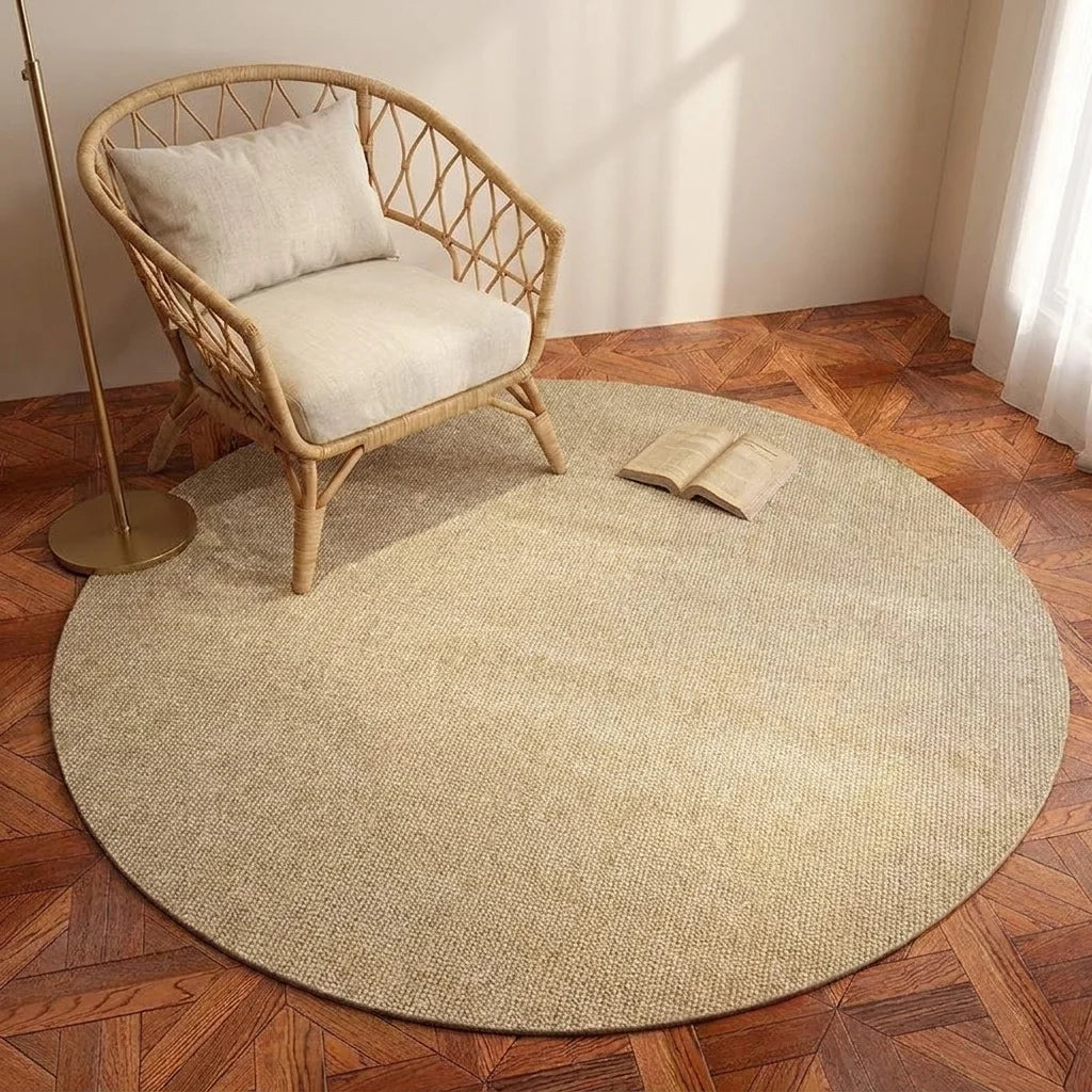 Tapis rond Wilton effet sisal beige clair dans un coin lecture
