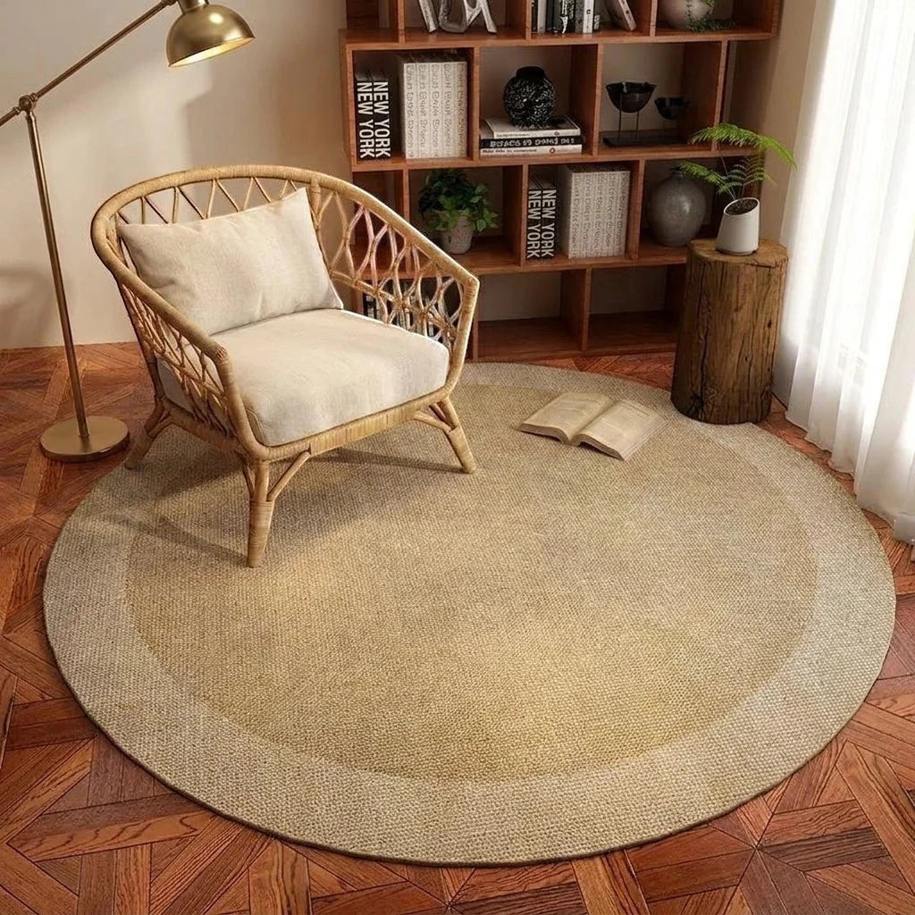 Tapis rond Wilton mid-century effet sisal beige vu en perspective cavalière, coin lecture fauteuil rotin