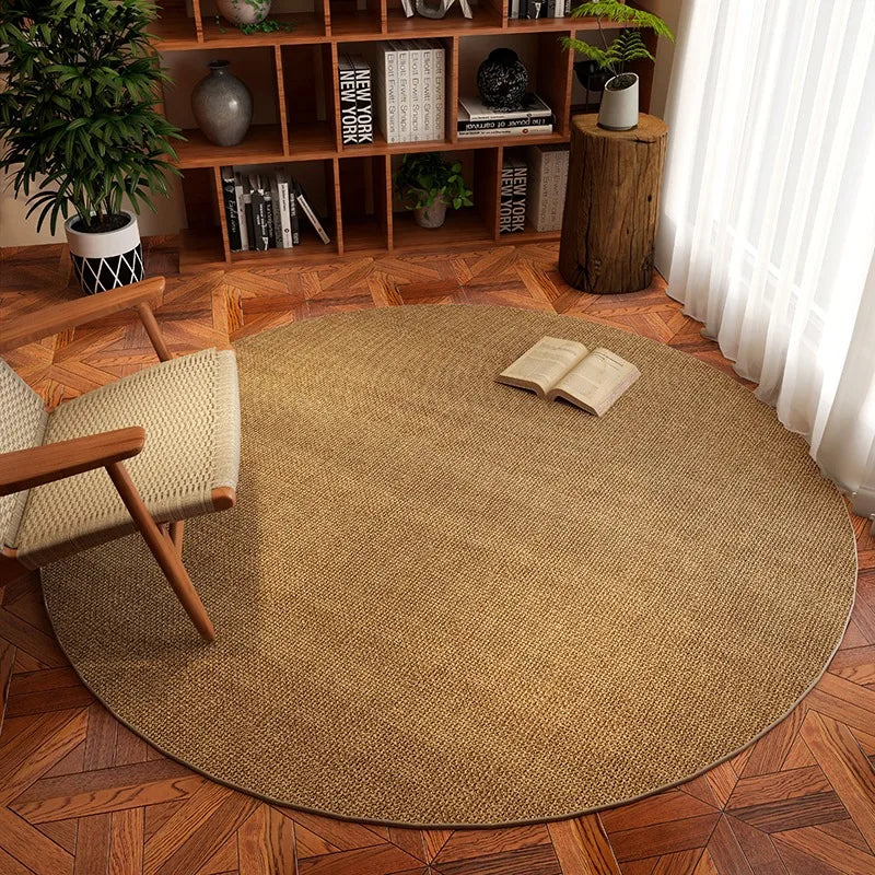 Tapis rond Wilton mid-century effet sisal beige doré dans un salon, photo originale fidèle au motif livré