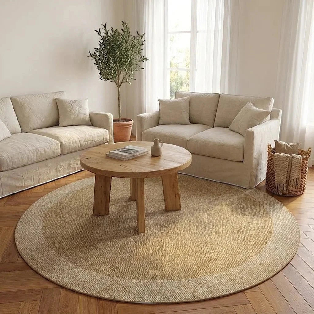 Tapis rond Wilton mid-century effet sisal beige dans un salon adulte slow-living, vue trois-quarts