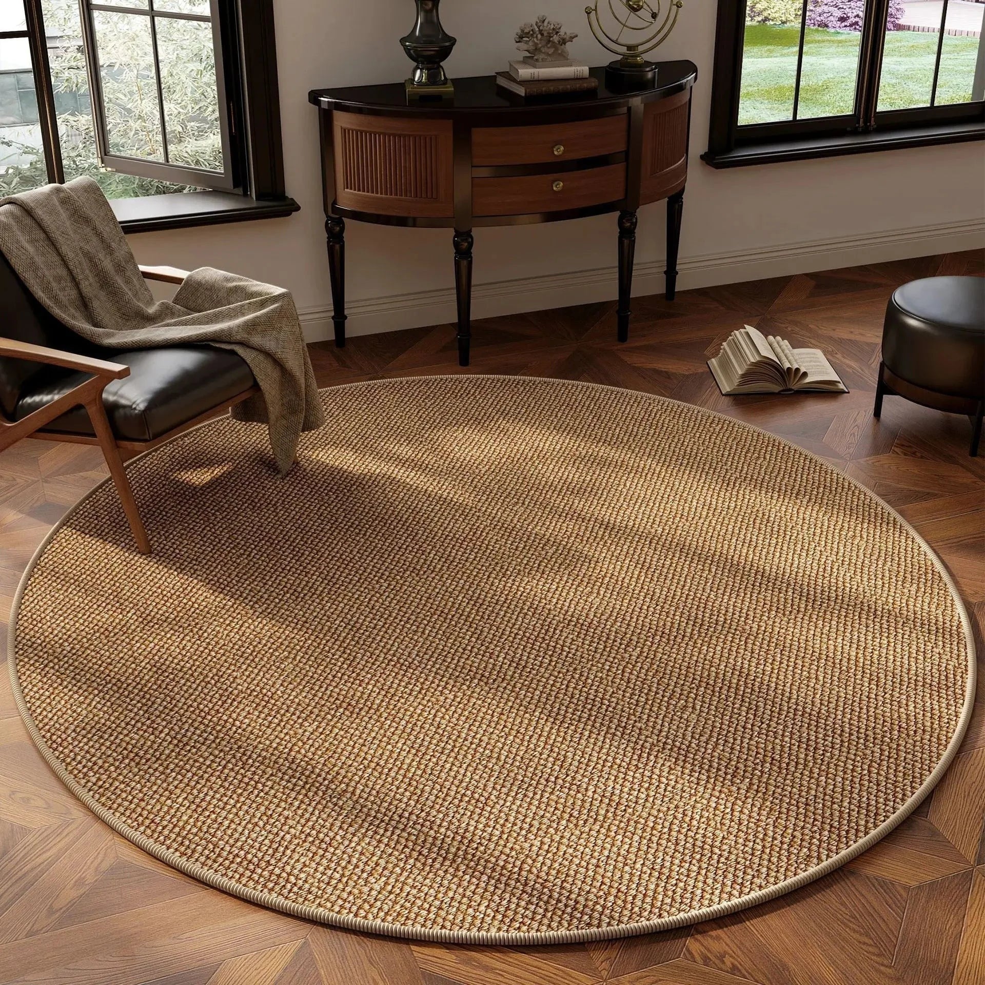 Tapis rond Wilton effet sisal caramel dans un salon contemporain avec fauteuil bas et console foncée