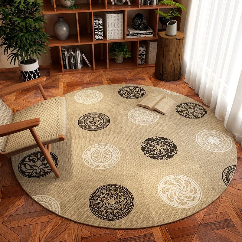 Tapis rond Wilton mid-century médaillons noir et beige dans un salon, photo originale fidèle au motif livré