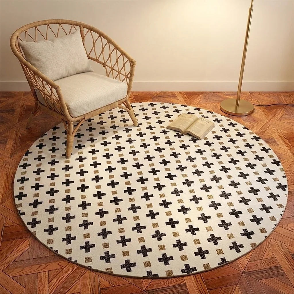 Tapis rond Wilton mid-century scandinave croix noir et beige vu en perspective cavalière, coin lecture fauteuil rotin