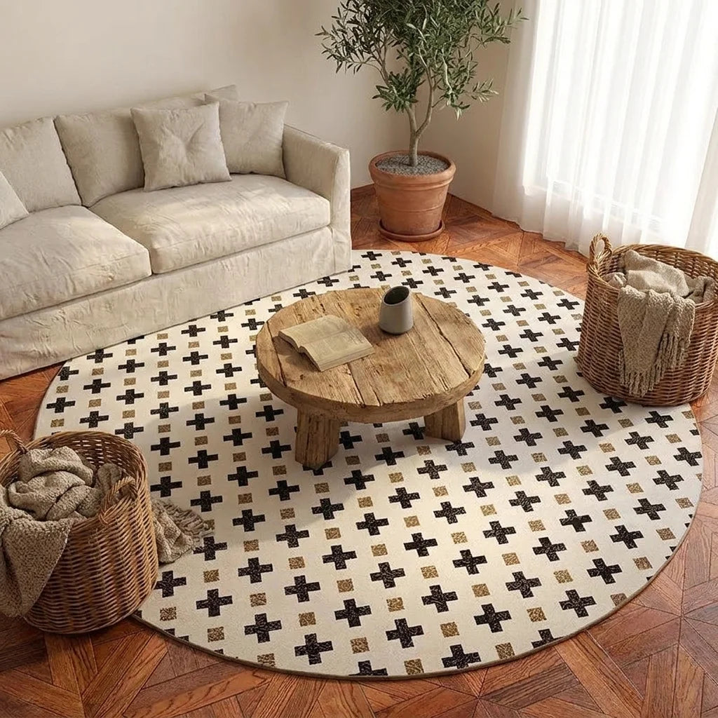 Tapis rond Wilton mid-century scandinave croix noir et beige dans un salon adulte slow-living, vue trois-quarts