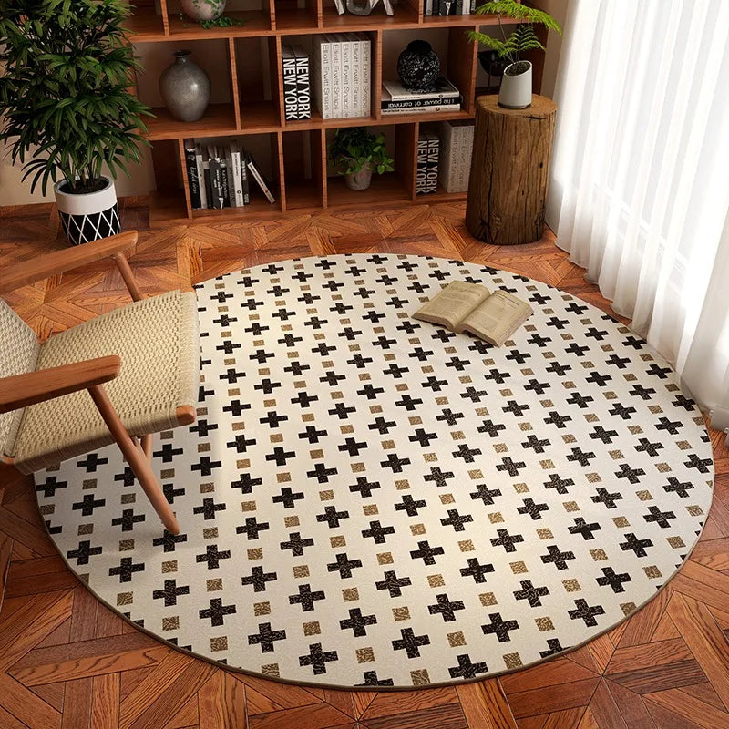 Tapis rond Wilton mid-century scandinave croix noir et beige dans un salon, photo originale fidèle au motif livré