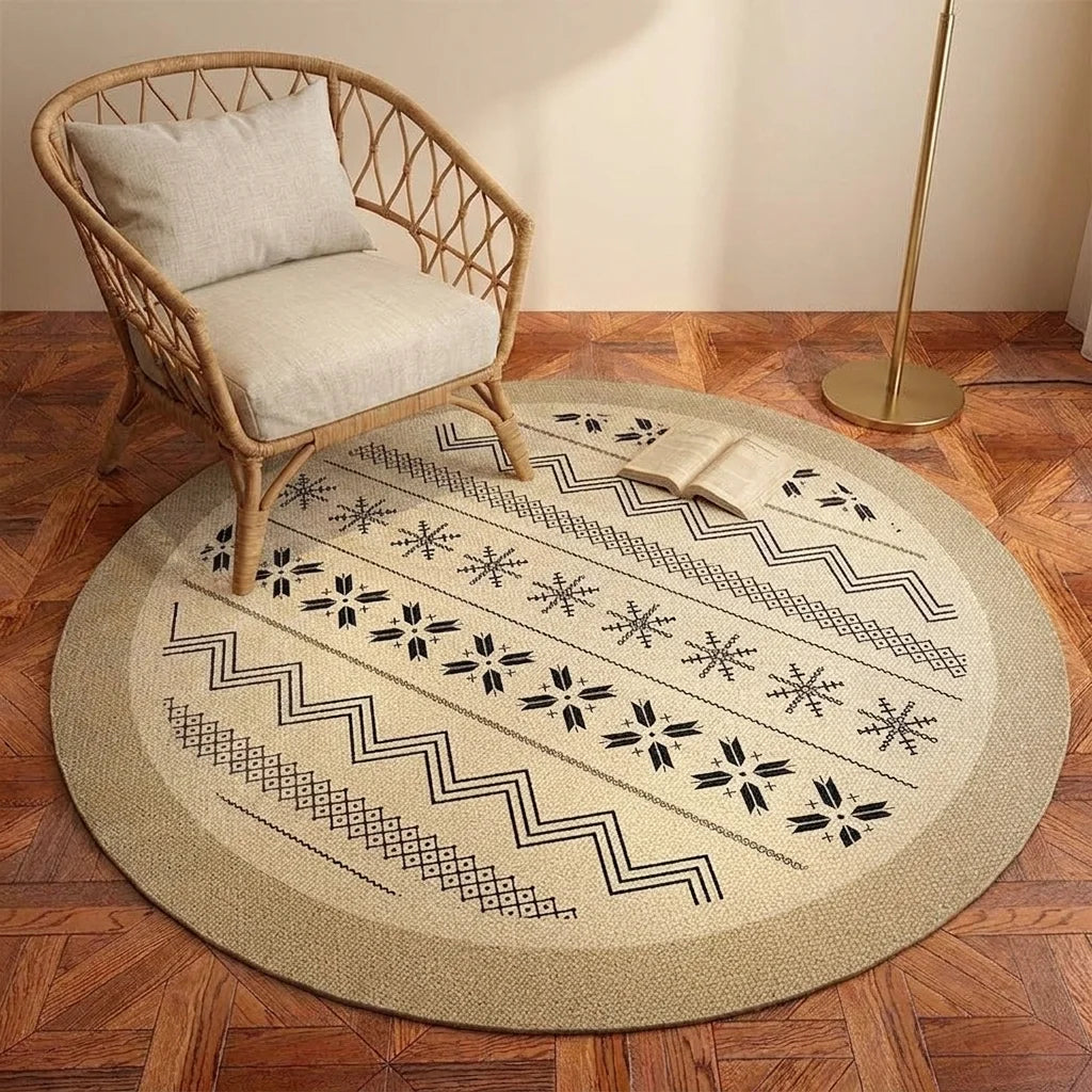 Tapis rond Wilton mid-century scandinave zigzag noir et beige vu en perspective cavalière, coin lecture fauteuil rotin