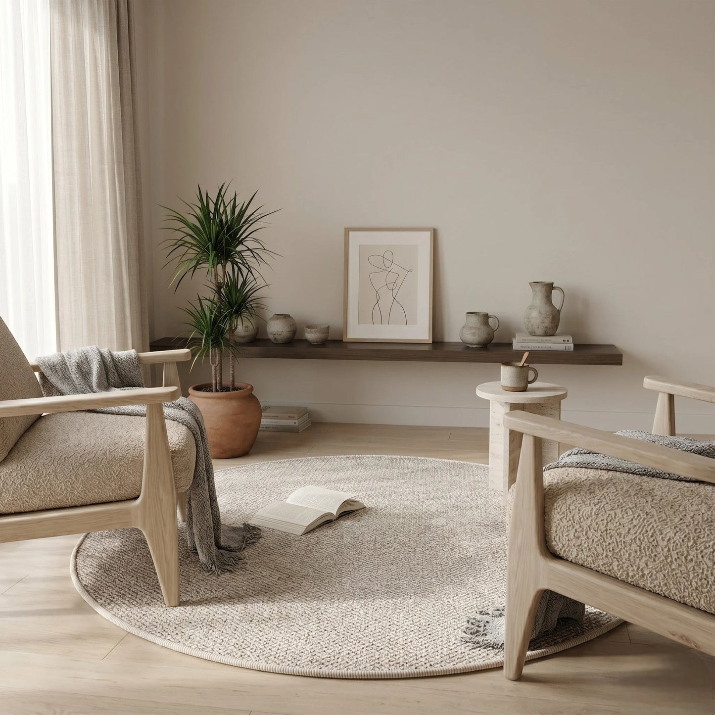 Tapis rond Wilton tissage plat écru dans un coin lecture avec fauteuils clairs et plante en pot